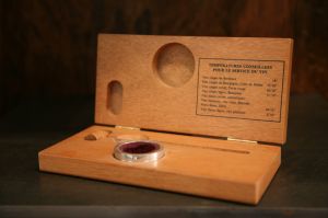 Teploměr a límec na láhev v dřevěném pouzdře