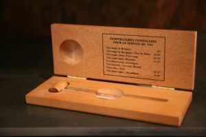 Teploměr v dřevěném pouzdře